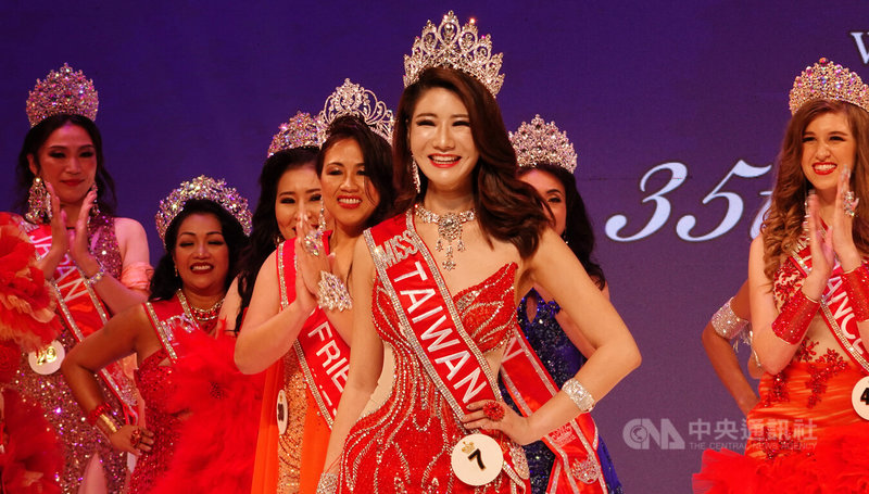 20歲台裔女生張芳瑜18日拿下第35屆美國亞洲小姐后冠，身上披著彩帶寫著台灣。中央社記者林宏翰洛杉磯攝 112年11月20日