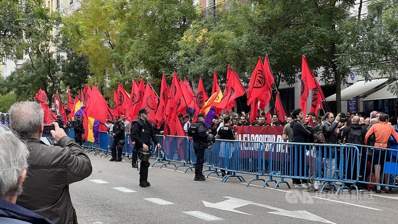 西班牙代理總統桑傑士領導的社會勞工黨黨部前，連續16天有以年輕男性為主的「極右翼」激進團體集結抗議，與警方爆發數場暴力衝突。中央社記者胡家綺馬德里攝 112年11月20日