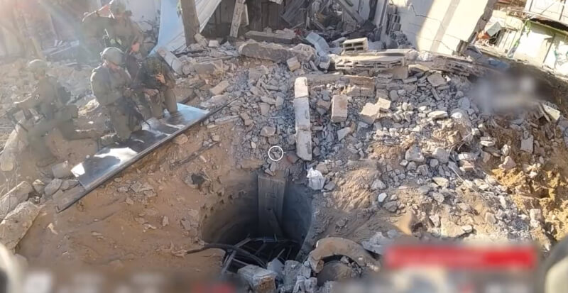 以色列19日公布影片，描述巴勒斯坦武裝分子在加薩走廊最大的西法醫院院區下方所挖掘的一條綿延55公尺長的地道。（圖取自twitter.com/IDF）