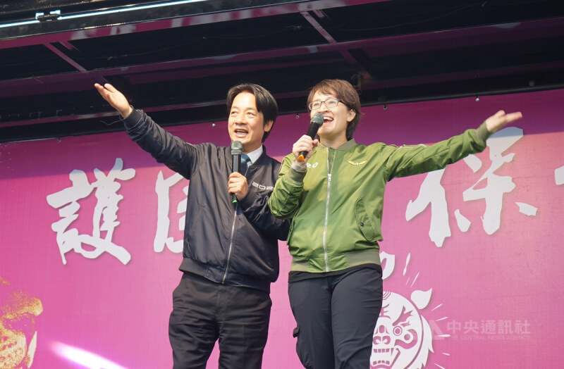 圖為2019年蕭美琴參選花蓮縣立委（右）出席活動，與賴清德（左）同台高歌。（中央社檔案照片）