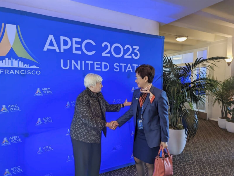 APEC一系列會議落幕，財政部20日發布財政部長莊翠雲（右）與美國財長葉倫（左）在會議期間握手致意的照片。（財政部提供） 中央社記者張璦傳真　112年11月20日