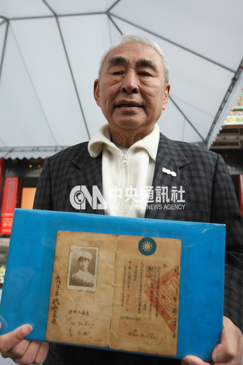 民国100年3月7日在台北圆山忠烈祠记者会，先烈高志航的儿子高耀汉（如图）展示高志航生前亲笔签名的护照。（中央社档案照片）