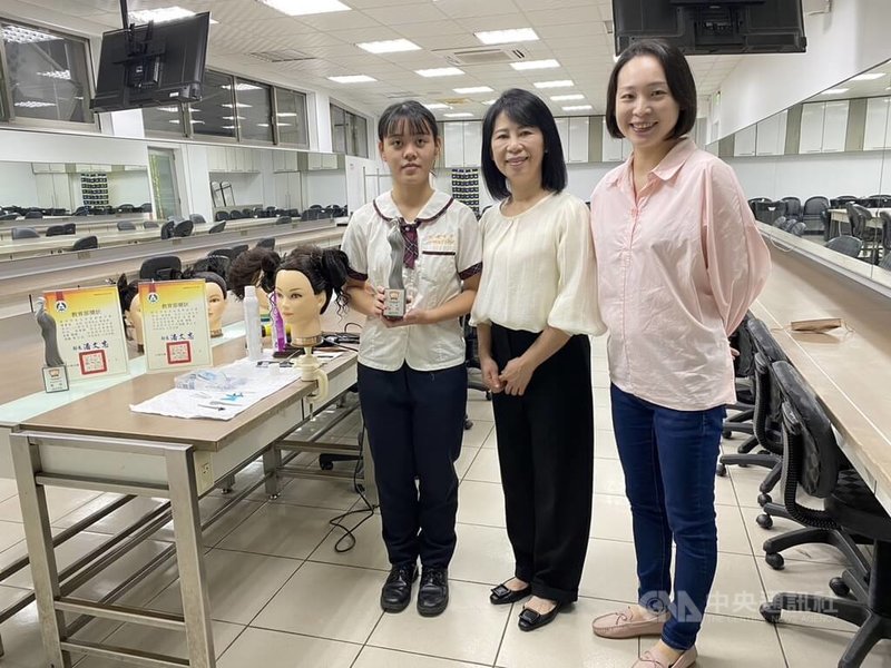 新竹市光復高中時尚造型科3年級學生李佳玲(左)參加全國高級中等學校學生家事類技藝競賽,獲家事類美髮組優勝,她21日與指導老師陳薈茗(中)、科主任劉宜蓉(右)合影。中央社記者魯鋼駿攝 112年11月21日