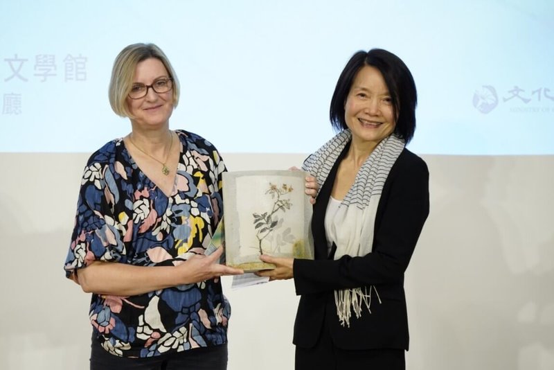台灣詩人陳育虹（右）榮獲2022年「瑞典蟬獎」，瑞典學會代表陳安娜（Anna Gustafsson Chen）（左）21日在台南台灣文學館贈獎。（台灣文學館提供）中央社記者張榮祥台南傳真  112年11月21日
