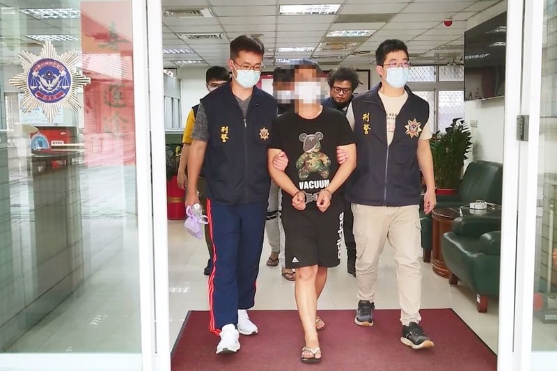 內政部警政署航空警察局與財政部關務署台北關21日表示,日前查獲自美國以「乳清蛋白粉」名義申報進口貨物,夾藏市值近新台幣千萬元安非他命,警方循線逮捕張姓及王姓男子送辦。(航警局提供)中央社記者吳睿騏桃園機場傳真 112年11月21日