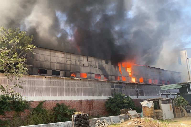 台南市新營區一家資源再生公司廠房21日中午發生火警，鐵皮建物工廠全面燃燒，冒出大量濃煙。（讀者提供）中央社記者楊思瑞台南傳真  112年11月21日