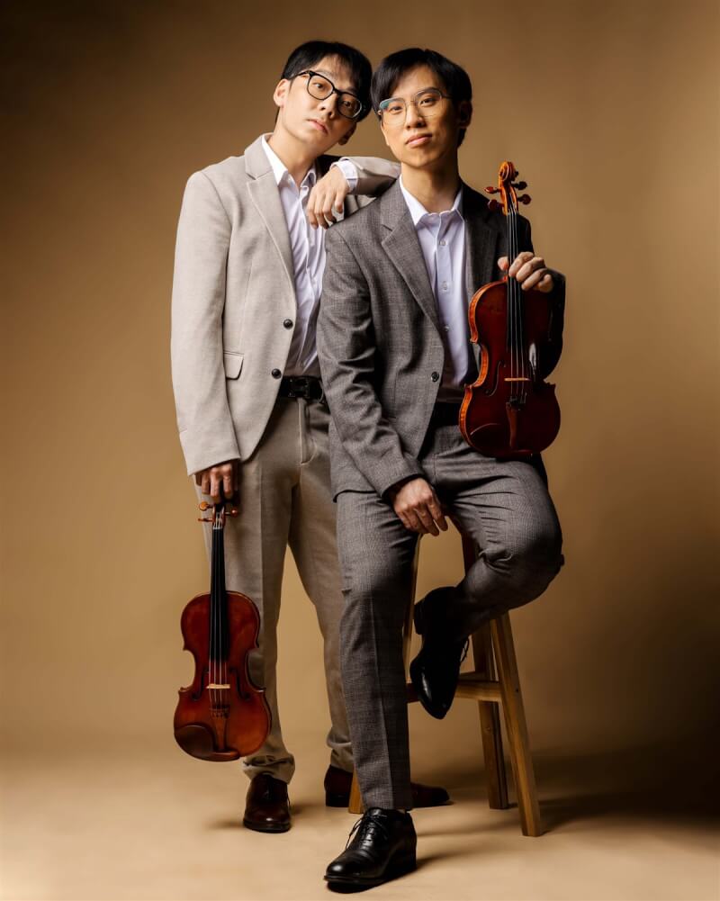 「雙琴俠」（TwoSet Violin）由2名澳籍台裔小提琴家楊博堯（左）和陳韋丞（右）組成，這對以幽默搞笑方式推廣古典音樂的超人氣組合，2024年5月將在台北及高雄演出。（雙琴俠提供）中央社記者趙靜瑜傳真 112年11月21日