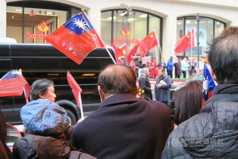 今年3月總統蔡英文出訪友邦過境紐約離開飯店前，僑胞揮舞中華民國與美國國旗並呼口號，與對街揮中共五星旗的抗議者別苗頭。（中央社檔案照片）