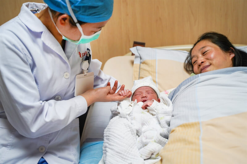 圖為江蘇省瑞康醫院新生兒科醫護人員照顧新生兒。（中新社）