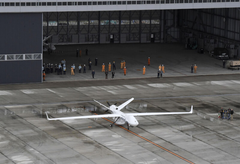 圖為5月19日停靠在日本北九州機場的「海上衛士」大型無人機。（共同社）