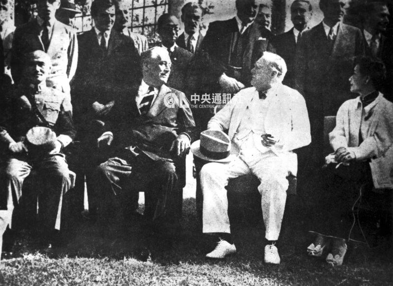 開羅會議三國元首合影，由左至右分別為蔣中正總統、美國總統羅斯福、英國首相邱吉爾、蔣總統夫人宋美齡。（中央社典藏）