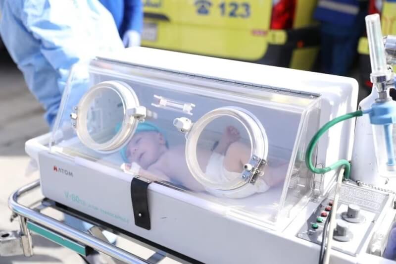 圖為一名巴勒斯坦早產新生兒20日被置於保溫箱，經由拉法邊界關卡抵達埃及。（Courtesy of the Egyptian Health Ministry/Handout via 路透社）