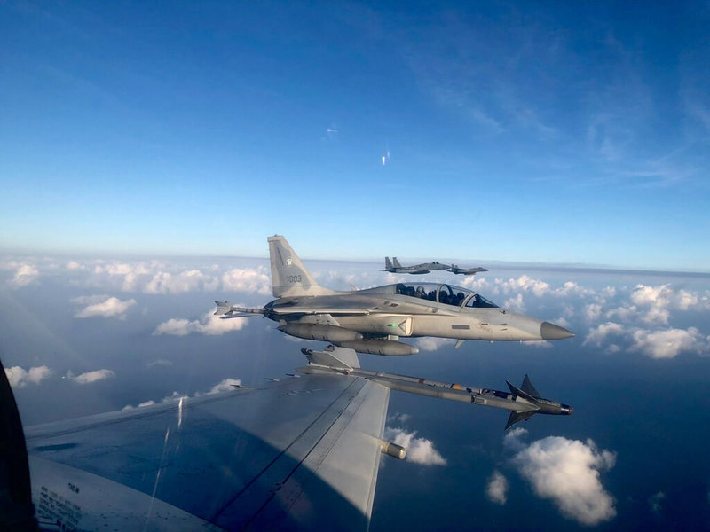 菲律賓空軍21到23日在南海和近台灣的巴丹群島（Batanes）參與菲美聯合海空巡邏，以加強與美軍聯合行動力，透過雙方合作強化區域安全。（菲國空軍提供）中央社記者陳妍君馬尼拉傳真  112年11月22日