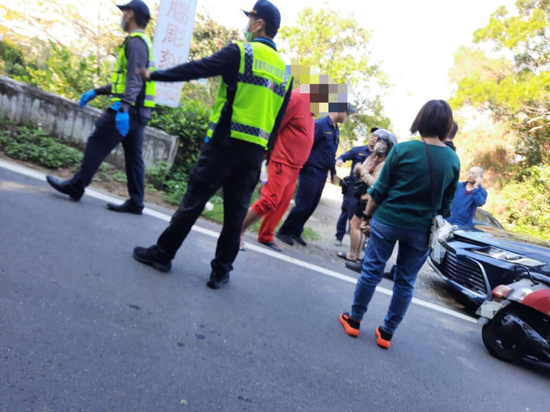 身材高大壯碩的陳姓男子（紅衣者）因毒品案遭通緝，苗栗縣警局通霄分局埔口派出所員警21日在上班途中眼尖發現陳男，隨即通報所長到場支援逮人，未料陳男情緒失控揮拳攻擊，2名員警忍痛運用技巧壓制將其逮捕，全案依妨害公務、毒品通緝送辦。（民眾提供）中央社記者管瑞平傳真  112年11月22日