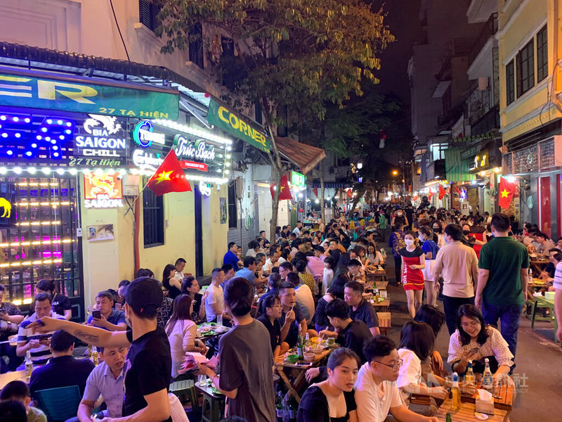 台灣旅客赴越南觀光自8月15日起可直接上網申辦電子簽證，台灣於9月一躍成為越南的第3大旅客來源國。圖為河內市啤酒街的旅客人潮。中央社記者陳家倫河內攝 112年11月22日
