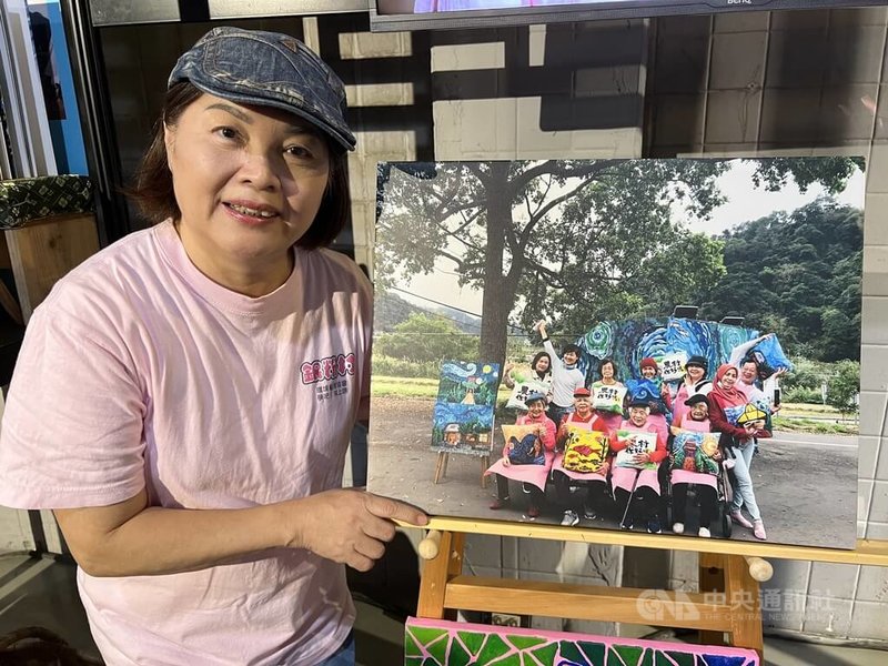 「第7屆Dream Big元大公益圓夢計畫」成果展22日在台北登場,台灣銀粉村環境藝術協會鼓勵長者成為藝術練習生,共舉辦10堂課程,服務236人次,並有90多歲高齡長者參與,起初是以荷蘭畫家梵谷(Vincent van Gogh)的風格為創作範本。中央社記者陳至中台北攝 112年11月22日