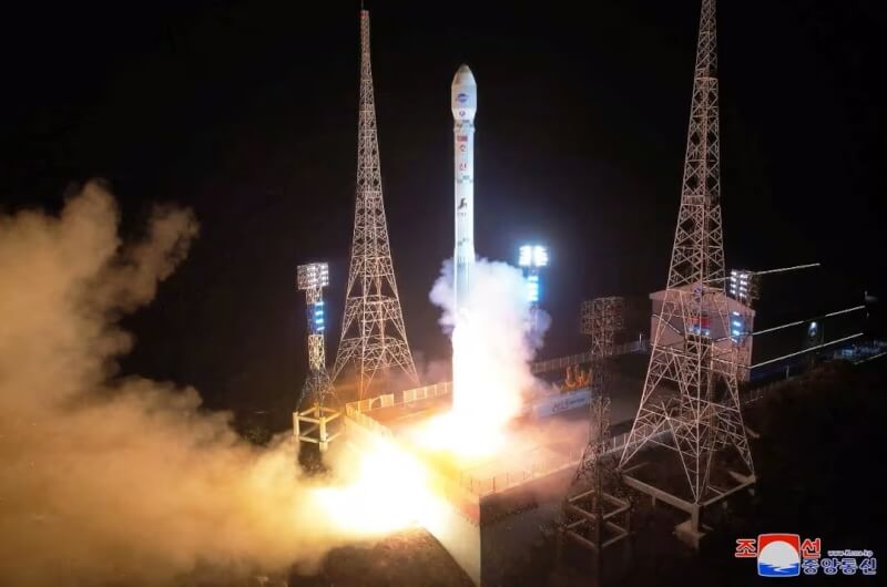 北韓11月底將軍事偵察衛星萬里鏡1號送上地球軌道。（北韓中央通信社via路透社）