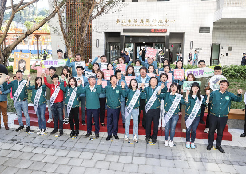 民進黨總統參選人賴清德(前左6)22日上午前往台北市選舉委員會陪同立委參選人登記,手牽手呼口號展現團結氣勢。中央社記者鄭清元攝 112年11月22日
