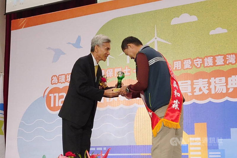 環境部112年全國模範清潔人員表揚典禮22日在台南市舉行，環境部長薛富盛（左）出席與會，逐一頒獎給102名獲獎模範清潔人員。中央社記者楊思瑞攝  112年11月22日