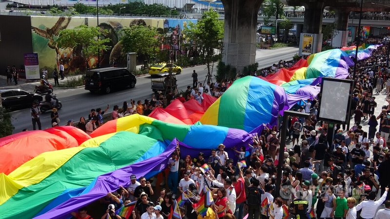 泰國內閣會議21日同意通過修改民事和商事法，保障同性婚姻和異性婚姻享有一樣的權益。圖為6月4日曼谷的同志驕傲大遊行，民眾疾呼婚姻平權早日合法化。中央社記者呂欣憓曼谷攝  112年11月22日