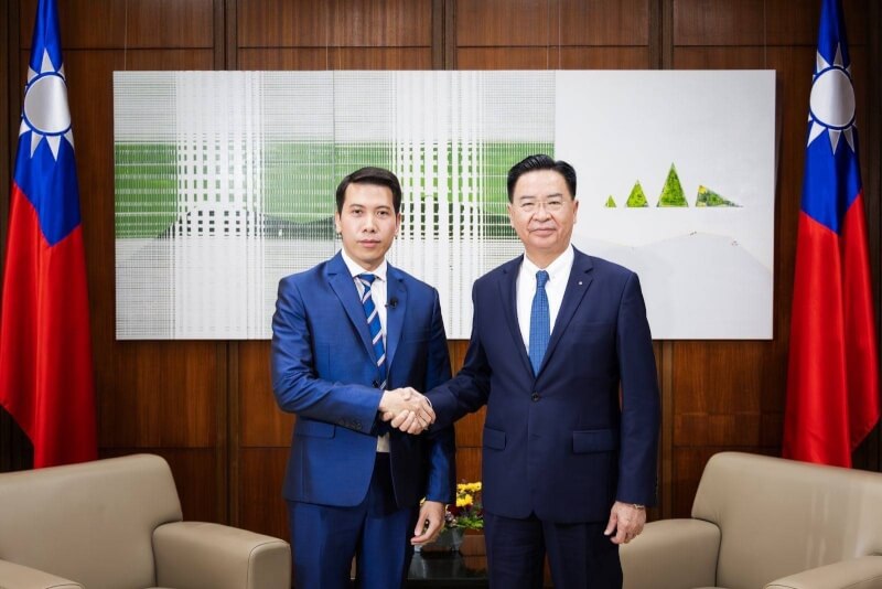 外交部吳釗燮（右）1日接受泰國公共電視台主播Phongsathat Sukhaphong（左）專訪。（圖取自facebook.com/mofa.gov.tw）