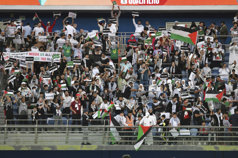 巴勒斯坦與澳洲21日在世界盃資格賽中對陣，民眾在科威特市體育場內揮舞巴勒斯坦旗幟和象徵巴勒斯坦民族主義的黑白2色阿拉伯頭巾表示力挺。（美聯社）