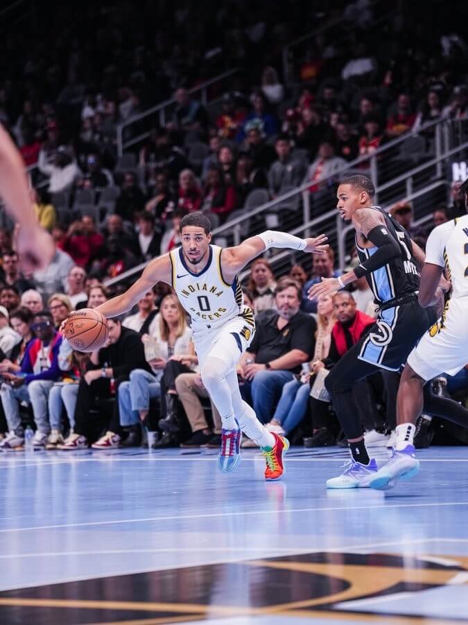 NBA印第安納溜馬球員哈利伯頓（左）22日率隊以157比152擊敗亞特蘭大老鷹。（圖取自twitter.com/Pacers）