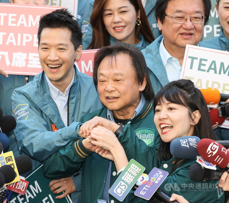 民進黨立委參選人王世堅(前中)、高嘉瑜(前右)22日上午前往台北市選舉委員會登記參選,與同黨立委何志偉(前左)搭手喊口號為選情造勢。中央社記者鄭清元攝 112年11月22日