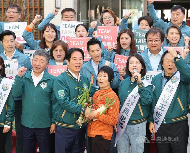 民進黨總統參選人賴清德(前左2)與賴清德北市競總主委陳時中(前左)22日上午前往台北市選舉委員會陪同黨籍北市立委參選人登記,有熱情民眾帶著蒜苗鳳梨白蘿蔔等吉祥物到場支持。中央社記者鄭清元攝 112年11月22日