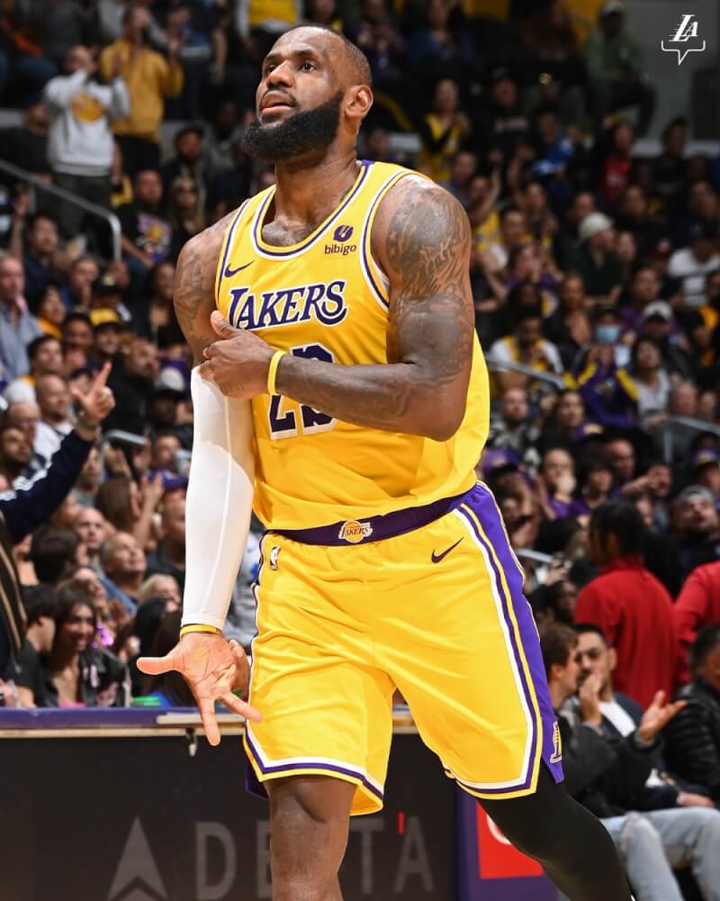 NBA達拉斯獨行俠22日於客場迎戰洛杉磯湖人，湖人當家球星詹姆斯在第4節獨砍16分，但最終仍無力挽回戰局，湖人以101比104落敗。（圖取自twitter.com/Lakers）