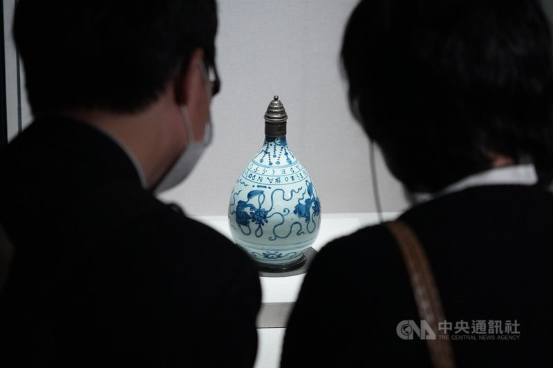 「無界之涯—從海出發探索十六世紀東西文化交流」特展23日起在國立故宮博物院北部院區展出,展覽以「大海」為出發點,集結各式珍貴典藏,共同呈現16世紀經由海上航行所展開的故事。中央社記者徐肇昌攝 112年11月23日