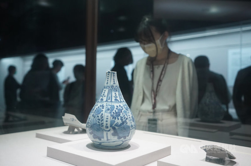 「無界之涯—從海出發探索十六世紀東西文化交流」特展23日起在國立故宮博物院北部院區展出,吸引不少民眾前往參觀,在展間仔細端詳展品。中央社記者徐肇昌攝 112年11月23日
