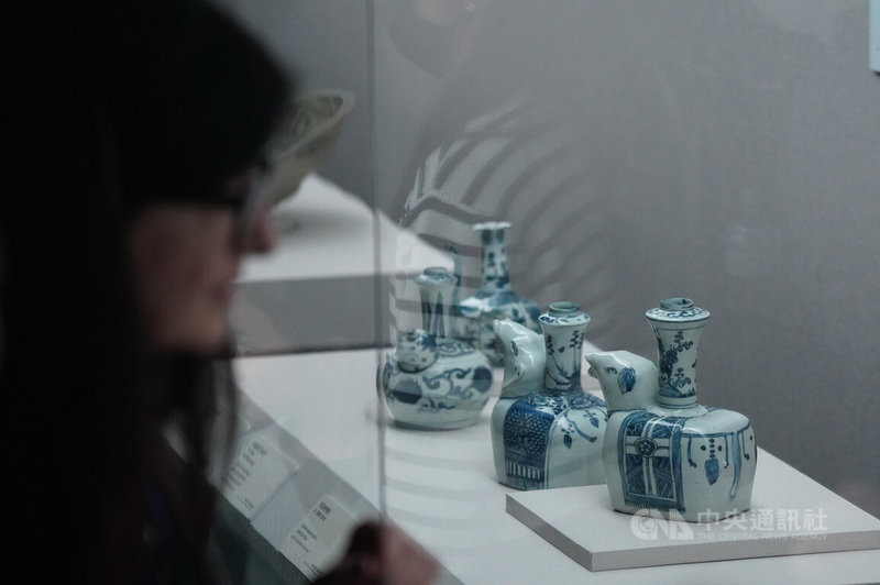 國立故宮博物院北部院區23日起推出特展「無界之涯—從海出發探索十六世紀東西文化交流」,透過展出帶領民眾了解16世紀當時東西方文化的往來交流。中央社記者徐肇昌攝 112年11月23日