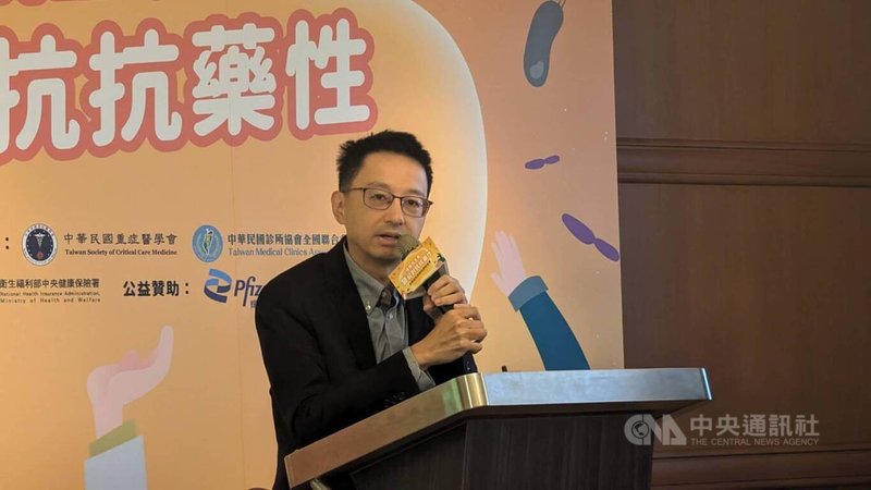 衛生福利部疾病管制署副署長羅一鈞23日表示,正與農業部、食藥署等單位研擬5年期的「國家級防疫一體抗生素抗藥性管理行動計畫」,預計114年起跨部會多角度管理抗生素,盼台灣守好抗生素抗藥性,成為亞洲標竿。中央社記者曾以寧攝 112年11月23日
