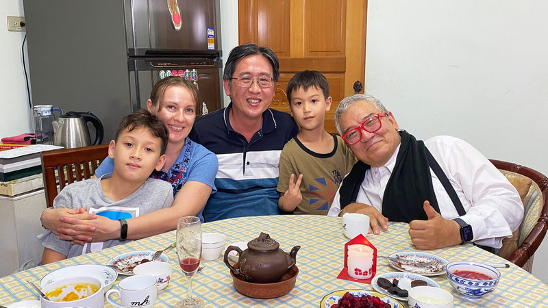 資深出版人郝明義（右）接受實境節目「誰來晚餐15」邀請，拜訪台灣人林岳（中）與烏克蘭妻子Olga（左2）共組的台烏家庭。（公視提供）中央社記者葉冠吟傳真  112年11月23日