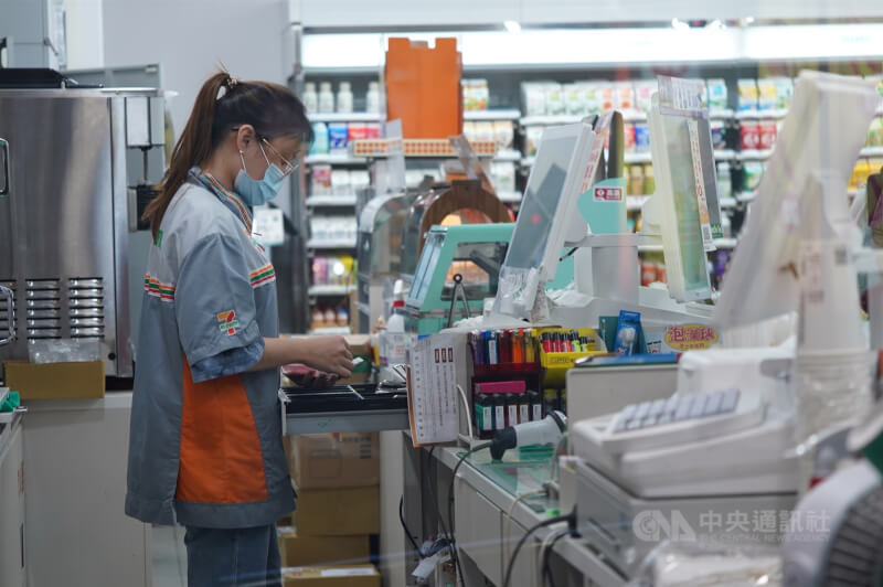 圖為台北市北投區一家超商員工進行收銀工作。（中央社檔案照片）