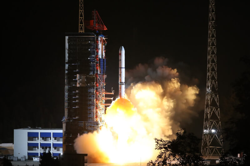 圖為10月24日，中國西昌衛星發射中心發射長征二號丁運載火箭，將衛星送上太空。（中新社）