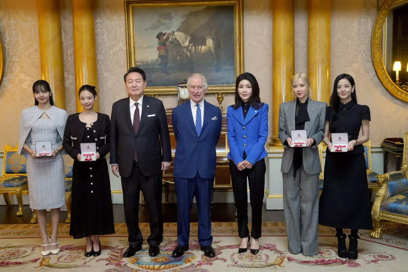 韓國總統尹錫悅（左3）赴英國進行國是訪問，英王查爾斯三世（左4）22日頒發「大英帝國員佐勳章」給隨行的韓國女團BLACKPINK成員。（圖取自twitter.com/RoyalFamily）