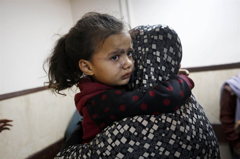 22日以色列襲擊加薩，一名受傷的孩童被送往醫院。（安納杜魯新聞社）