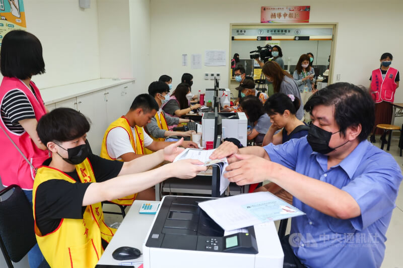 圖為民眾到台北國稅局中正分局臨櫃趕辦報稅。（中央社檔案照片）