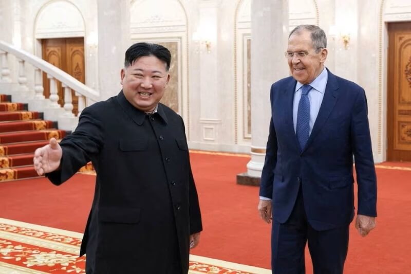 圖為北韓領導人金正恩（左）10月19日接見俄國外長拉夫羅夫（右）。（俄國外交部提供 via 路透社）