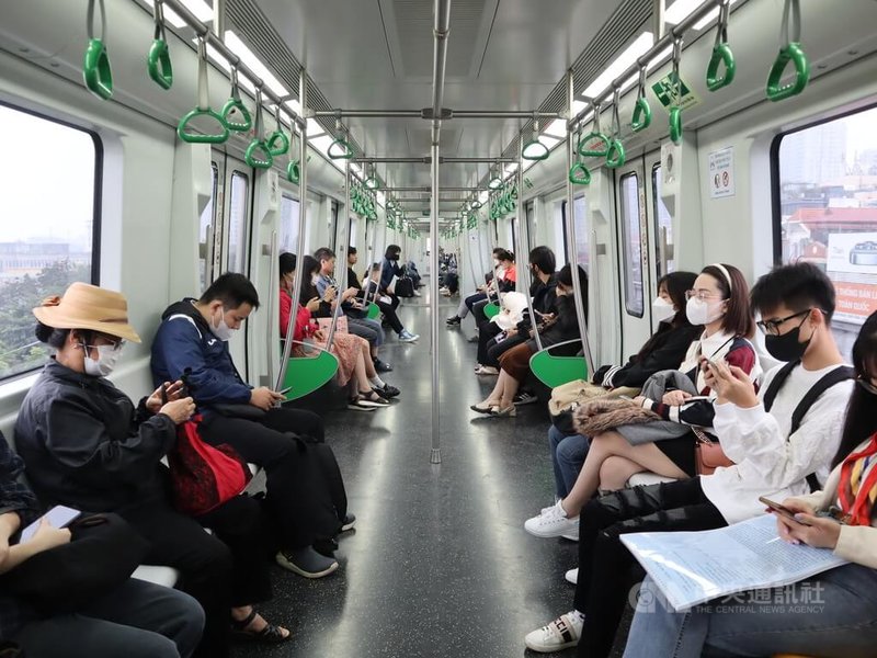 根據河內捷運公司統計，越南第一條捷運「吉靈－河東」捷運線通車兩年後，目前每天可疏運3萬人次，其中有6成乘客是月票族。中央社記者陳家倫河內攝  112年11月24日