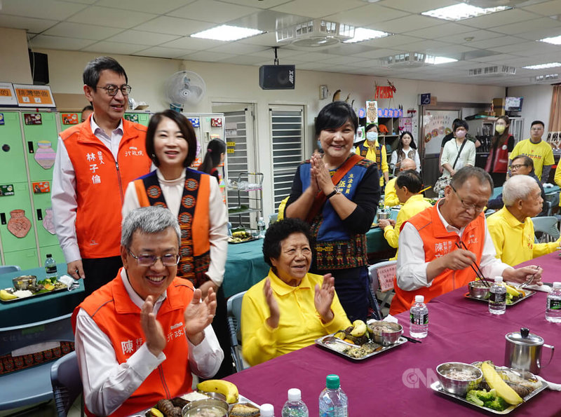 行政院長陳建仁（前左）24日前往屏東縣春日鄉七佳文化健康站，瞭解照服員陪伴照顧長輩的過程，並與文健站長者共同享用午餐及話家常。中央社記者李卉婷攝  112年11月24日