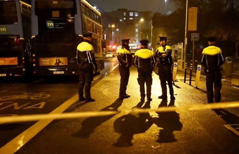 愛爾蘭當地媒體報導，首都都柏林市中心23日發生一起持刀攻擊案，共計5人送醫，其中包括3名幼童。圖為警方在案發現場圍起封鎖線。（路透社）