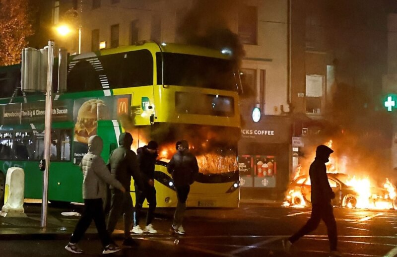 愛爾蘭都柏林23日發生校園持刀攻擊案，引發群眾上街抗議，焚燒汽車，是愛爾蘭數十年來最大暴動。（路透社）