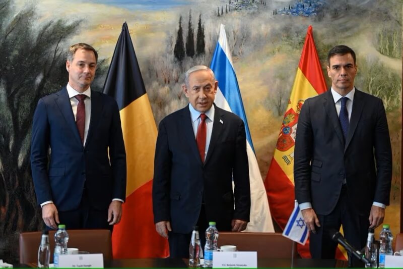 西班牙總理桑傑士（右）與比利時總理德克魯（左）23日在耶路撒冷與以色列總理尼坦雅胡（中）會晤。（路透社）