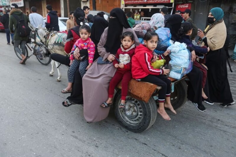趁著停火期間，加薩南部流離失所的巴勒斯坦人24日乘著驢車尋找回家的路。（路透社）