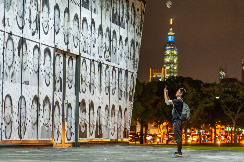 法國街頭藝術家JR發起全球性藝術共創計畫Inside Out Project，今年受台北白晝之夜邀請，以「生而自由」為題捕捉台灣逾1500張人物肖像，以影像展現生活在亞洲最自由國家的驕傲與態度。圖為台北流行音樂中心文化帷幕牆面展出期間樣貌。（左腦創意行銷提供）中央社記者王寶兒傳真  112年11月24日