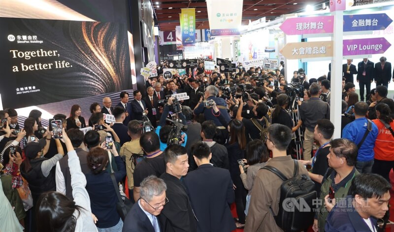 2023台北國際金融博覽會24日至26日在台北世貿一館舉行,開幕式後副總統賴清德(左4)到各家攤位參觀,吸引媒體與民眾搶拍。中央社記者張新偉攝 112年11月24日