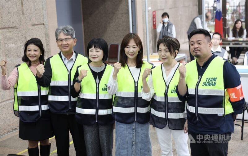 民進黨不分區立委參選人24日上午前往中選會登記,參選人洪申翰(右起)、范雲、郭昱晴、林月琴、王正旭與林楚茵合影。中央社記者趙世勳攝 112年11月24日